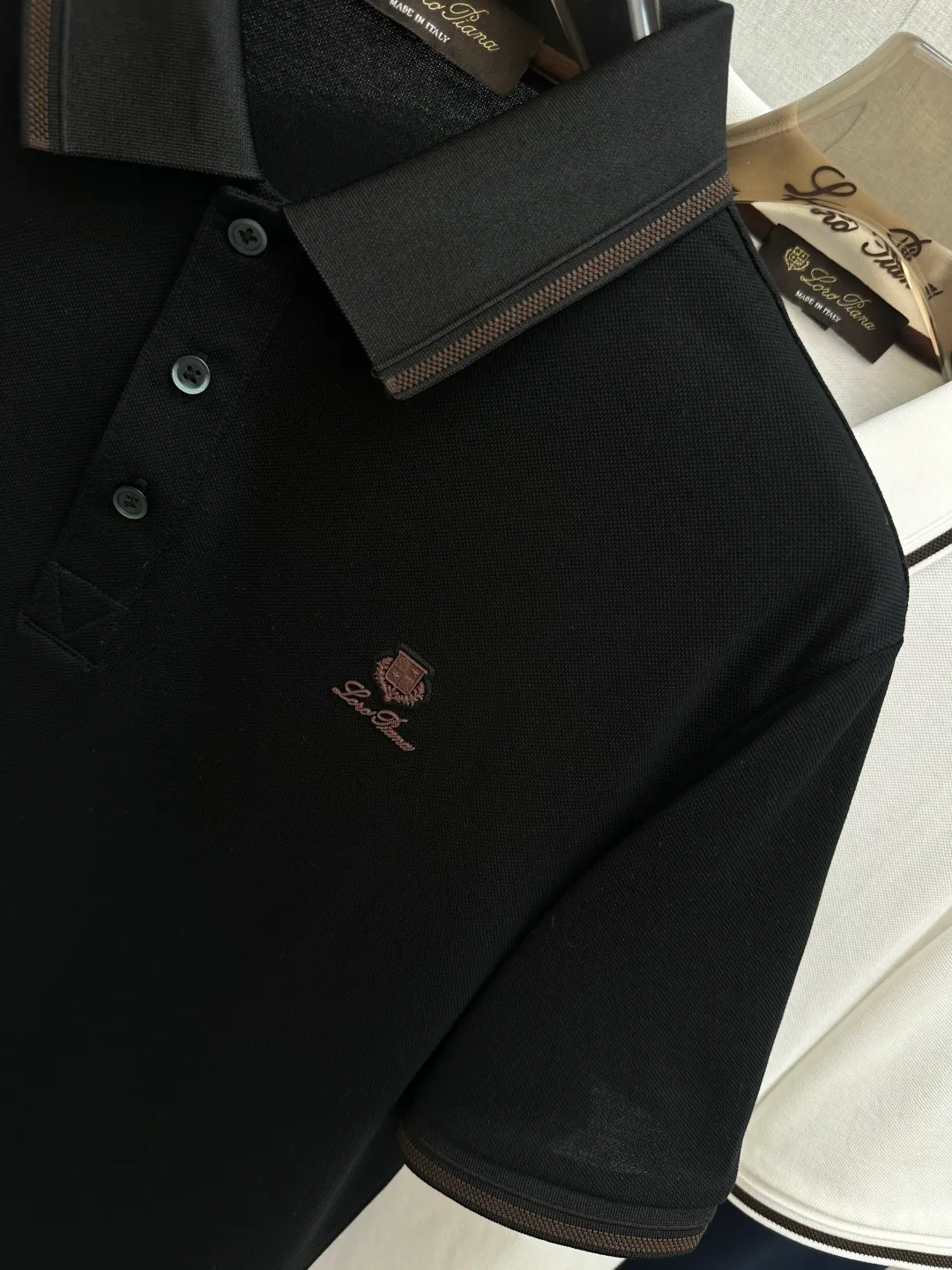 LP Spring and Summer New Arrival's first counter is the latest New Arrival lapel short-sleeved, refreshing and breathable. Premium customized design, avant-garde and fashionable! The brand logo is designed with heavy craftsmanship. It feels soft. It is comfortable to wear. It has exquisite counter-level stitching. It has fine workmanship. The upper body effect is incomparably handsome! A must-have item for a stylish man! Sizes:M-3XL
